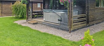 Timber lodge with one queen size double and one twin.