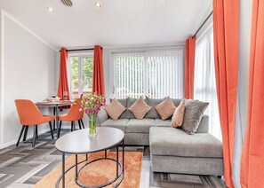 TV - Buxton Lodge with hot tub (Longnor, Nr. Buxton)