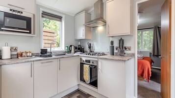 Réfrigérateur, four, plaque de cuisson, grille-pain