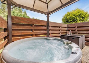 Outdoor spa tub - Buxton Lodge with hot tub (Longnor, Nr. Buxton)