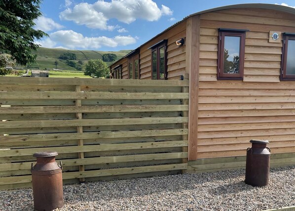 Property grounds - Shepherd’s Hut with an open plan design with king-size bed. (Hawes,)