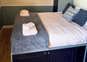 1 bedroom - Shepherd’s Hut with an open plan design with king-size bed. (Hawes,)