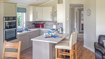 Kjøleskap, ovn, kokeplater og oppvaskmaskin