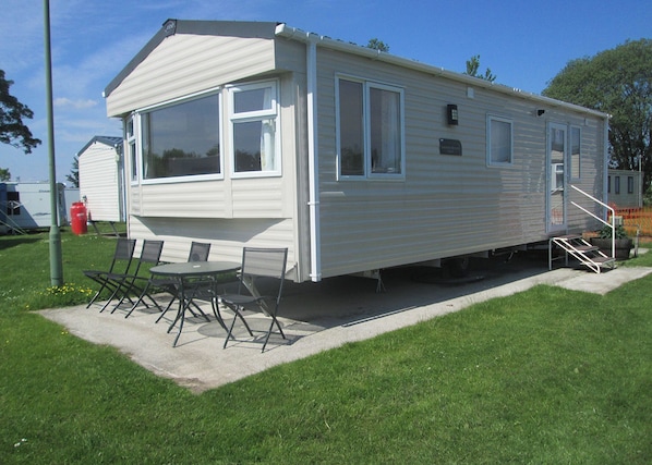 Exterior - Two bedroom caravan sleeping 4 people with one double and one twin room. (Tollerton, York)