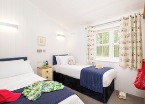 4 bedrooms, free WiFi - 4 bedroom accommodation in Milford-on-Sea, Nr Lymington (Milford-on-Sea, Nr Lymington)
