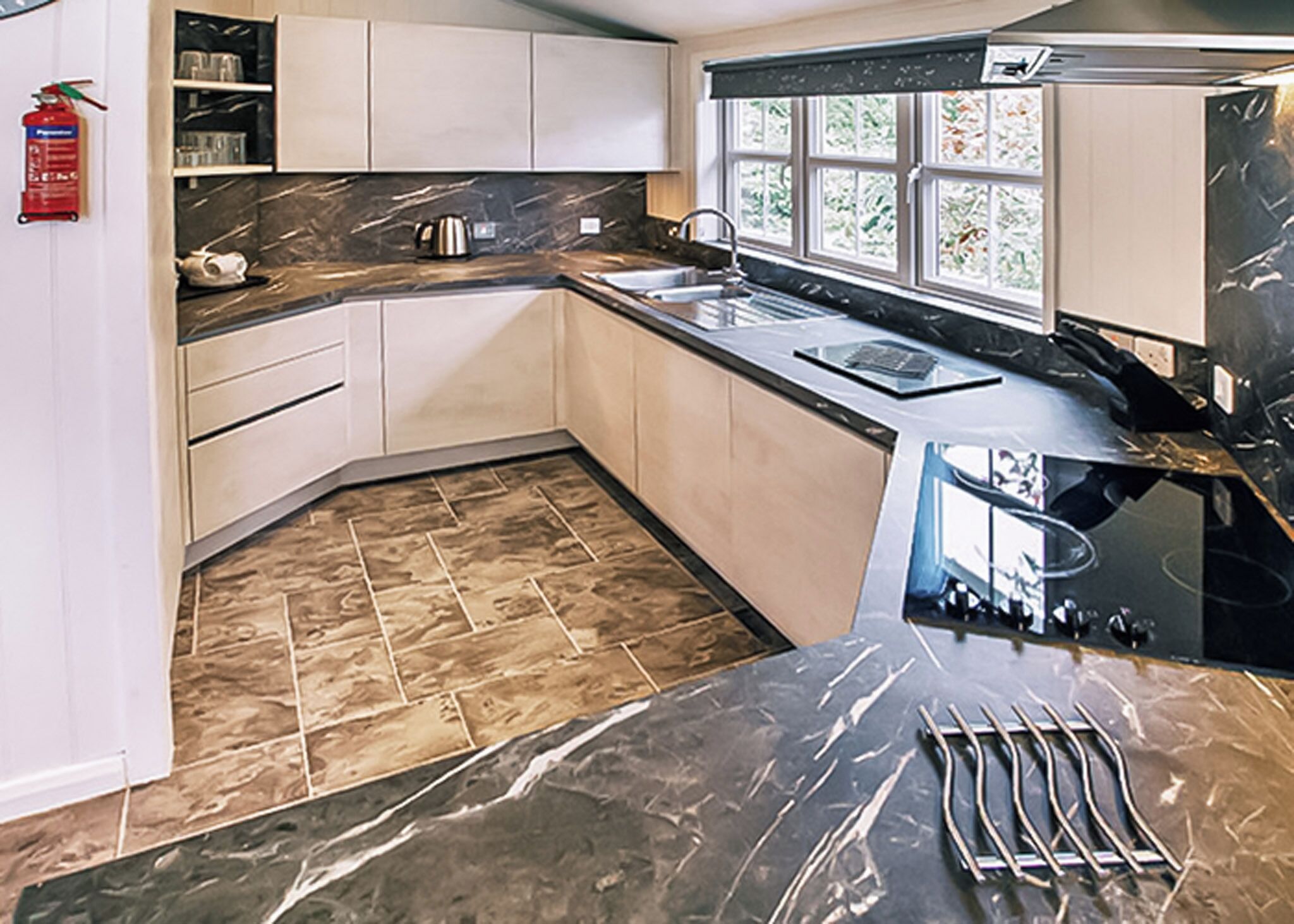 Réfrigérateur, four, plaque de cuisson, grille-pain