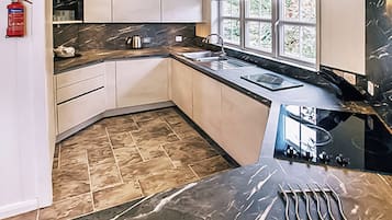 Réfrigérateur, four, plaque de cuisson, grille-pain