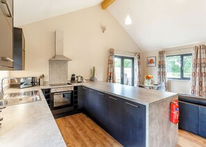 Fridge, oven, stovetop, dishwasher - Stylish and luxurious open plan lodge with underfloor heating and smart TV. (South Duffield, Nr York)