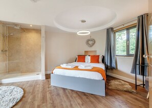 1 bedroom, free WiFi - Stylish and luxurious open plan lodge with underfloor heating and smart TV. (South Duffield, Nr York)