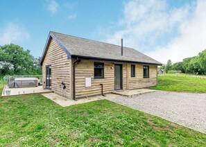 Exterior - Stylish and luxurious open plan lodge with underfloor heating and smart TV. (South Duffield, Nr York)