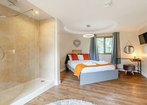 1 bedroom, free WiFi - Stylish and luxurious open plan lodge with underfloor heating and smart TV. (South Duffield, Nr York)