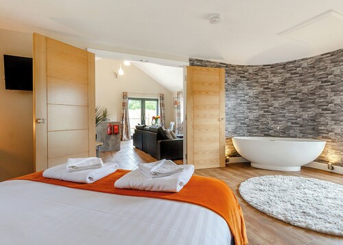 Stylish and luxurious open plan lodge with underfloor heating and smart TV.