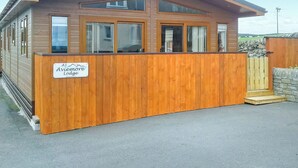 Une cabane en bois avec une pancarte indiquant « A1 Aviemore Lodge ».