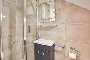 Dusche, Haartrockner, Handtücher, Seife