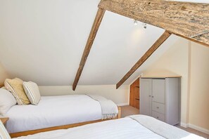 2 soverom, skrivebord, strykejern/-brett og wi-fi (inkludert)