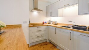 Fridge, oven, stovetop, toaster - Woodpecker Cottage 3 (Mablethorpe)