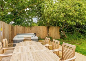 Outdoor dining - Woodpecker Cottage 3 (Mablethorpe)