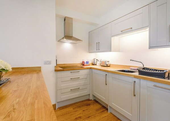 Fridge, oven, stovetop, toaster - Woodpecker Cottage 3 (Mablethorpe)