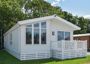 Exterior - Spacious, modern lodge with two doubles and one twin. (Arnold)