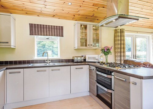 Luxury lodge with king-size bed with en suite shower.