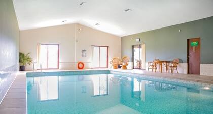 Luxury lodge with king-size bed with en suite shower.