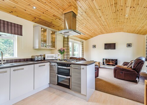 Luxury lodge with king-size bed with en suite shower.