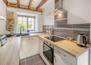 Oven - 3 bedroom accommodation in Watergate, Looe (Watergate, Looe)