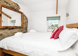 2 bedrooms, free WiFi - Scrumpy is a two-storey cottage. (Watergate, Looe)