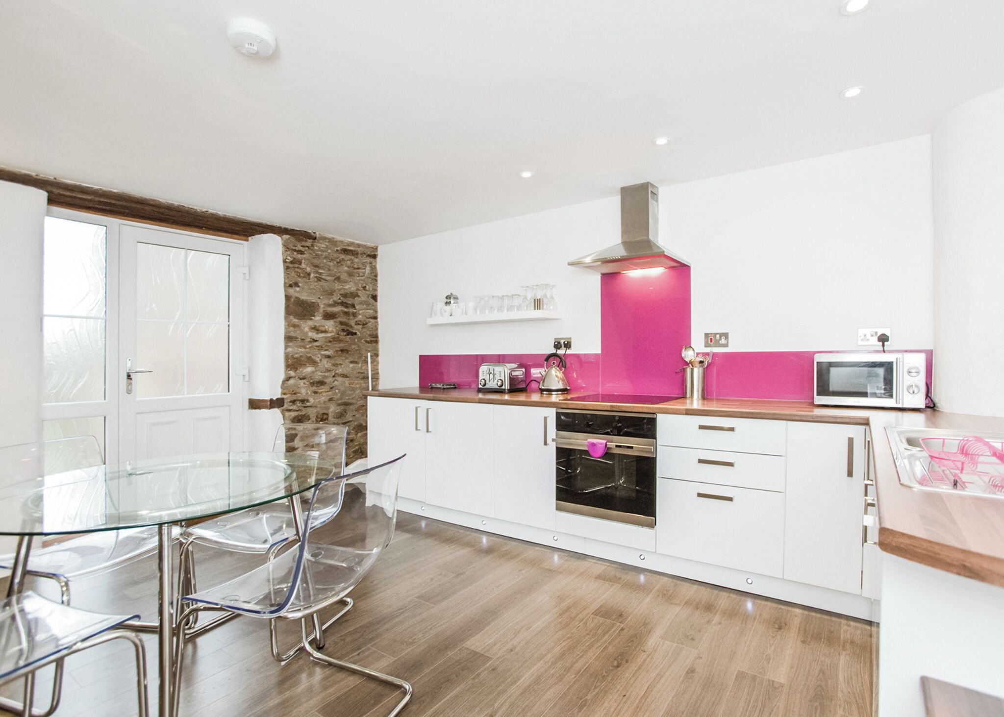 Kjøleskap, ovn, kokeplater og brødrister