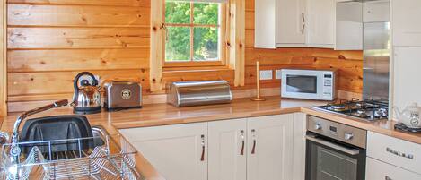 Køleskab, ovn, kogeplade, brødrister