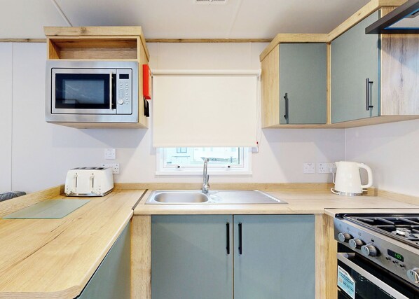 Fridge, oven, stovetop, toaster - Silver 2 Bedroom Holiday Home (Hornsea)