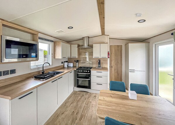 Frigorífico, horno, placa de cocina y tostadora