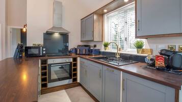 Fridge, oven, stovetop, dishwasher