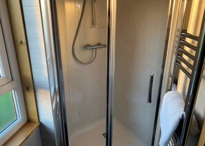 Bathroom - Starlight Wren (Pet) (Fitling, Nr Hornsea)
