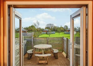 Outdoor dining - Starlight Wren (Pet) (Fitling, Nr Hornsea)