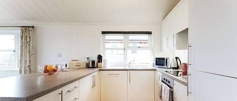 冷蔵庫、オーブン、コンロ、食器洗い機