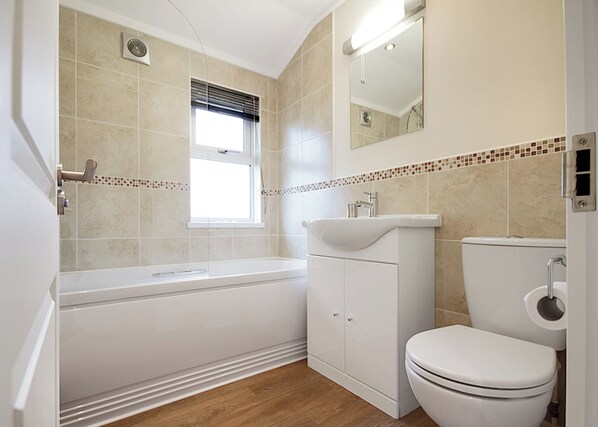 Bathroom - Contemporary south facing lodge. (Carnmenellis, Nr Falmouth)