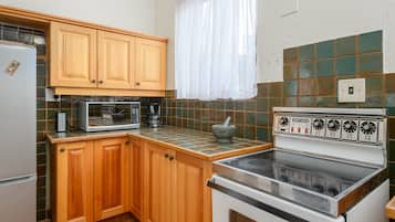 Classic Villa | Dapur peribadi | Peti sejuk/penyejuk beku saiz penuh, ketuhar gelombang mikro, ketuhar