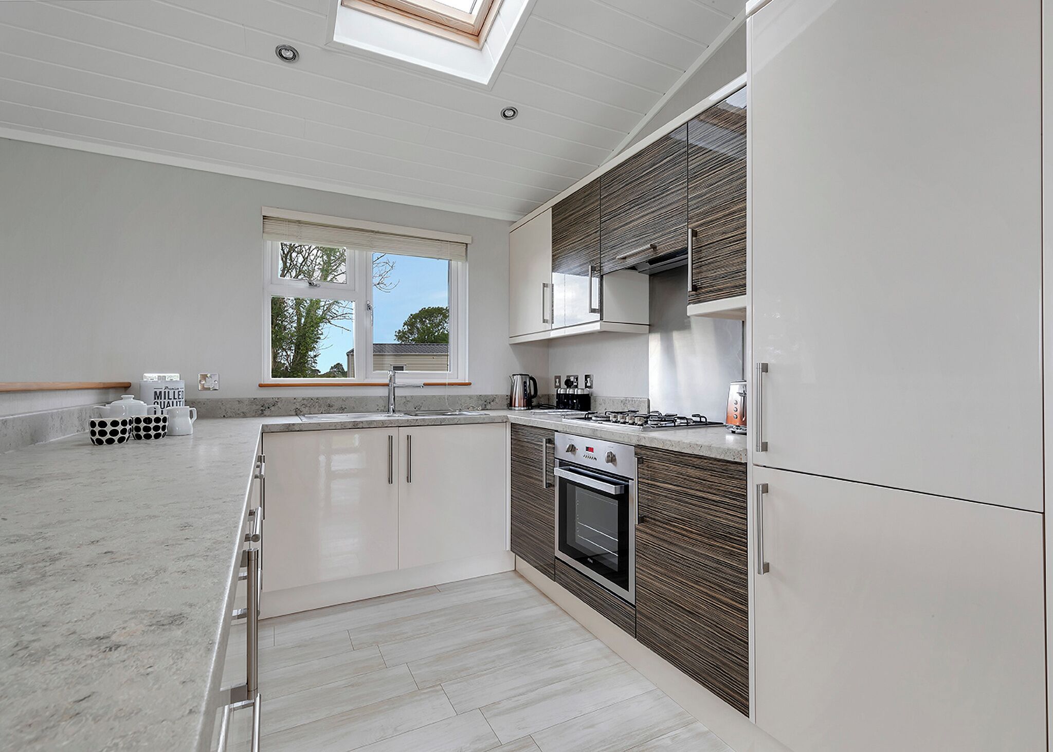 Kylskåp, ugn, spishäll och brödrost