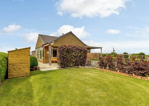 Exterior - Luxurious and stylish modern lodge with one master double and one twin. (Haswell, Nr Durham)