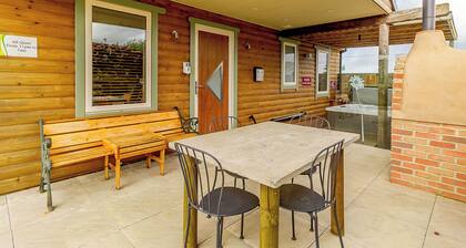 Luxurious and stylish modern lodge with one master double and one twin.