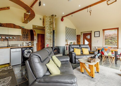 Luxurious and stylish modern lodge with one master double and one twin.