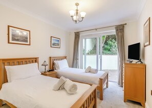 2 bedrooms, free WiFi - Spacious and stylish villa with beach views. (Porth, Nr Newquay)