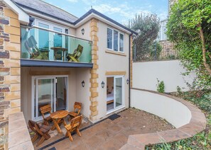 Outdoor dining - Spacious and stylish villa with beach views. (Porth, Nr Newquay)