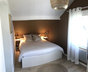 4 chambres, bureau, fer et planche Ă repasser, lit parapluie