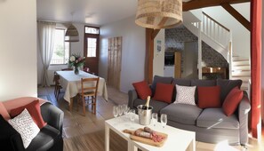 TV, fireplace, DVD player, books