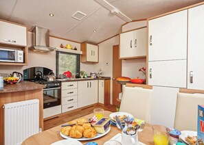 Een koelkast, een oven, een kookplaat, een broodrooster