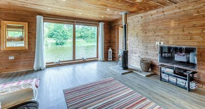 Superb lodge perched on the lake, perfect for romantic breaks.
