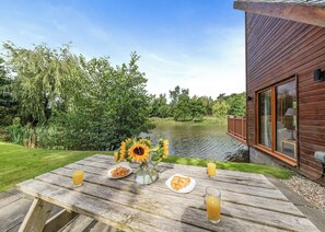 Outdoor dining - Superb lodge perched on the lake, perfect for romantic breaks. (Anglesey)
