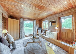 1 bedroom, free WiFi - Superb lodge perched on the lake, perfect for romantic breaks. (Anglesey)